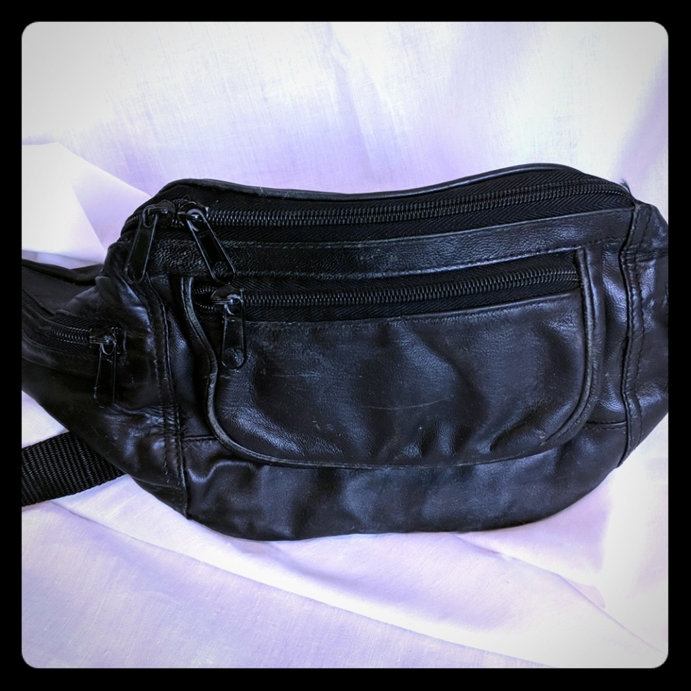 Vintage retro fanny pack. Black leather.